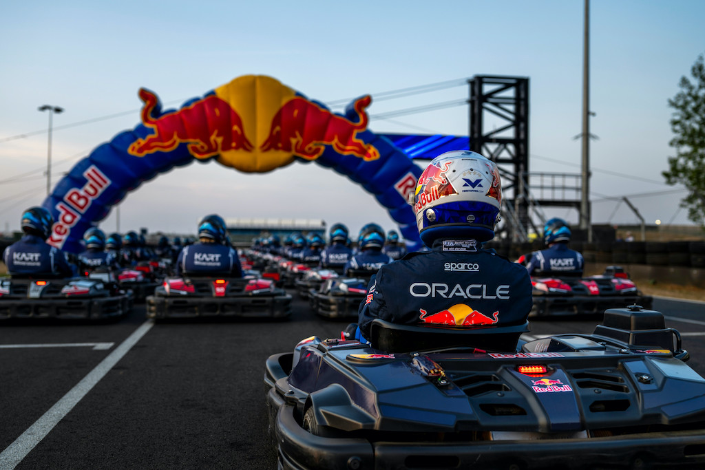 圖1_四屆F1世界冠軍Max Verstappen將於《Max vs 100》重返卡丁車賽道，從百人車陣最後方展開超車挑戰。（Red Bull提供）
